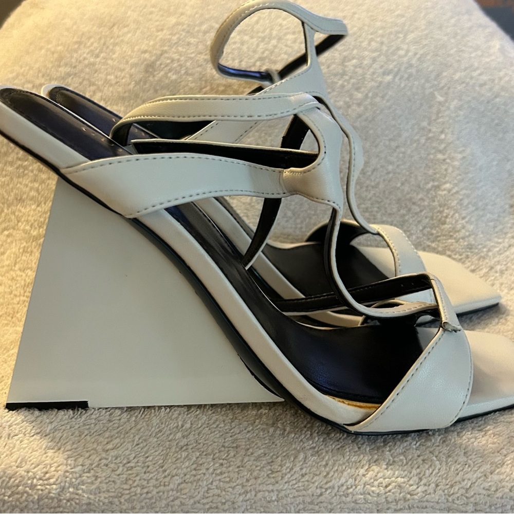 Guess Women's Bacio T-Strap Wedge Heel Sandal White Size US:8.5 M New!